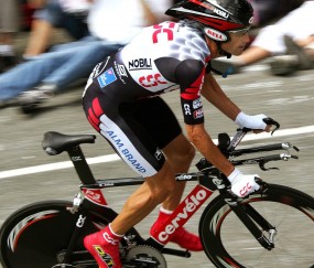 开云体育官网-F1新赛季揭幕战焦点，丹麦引擎冲垮塞内加尔黑马