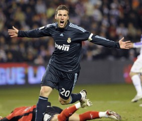 开云体育中国官网-地缘博弈与绿茵传奇，厄瓜多尔血拼乌克兰，阿圭罗成关键先生