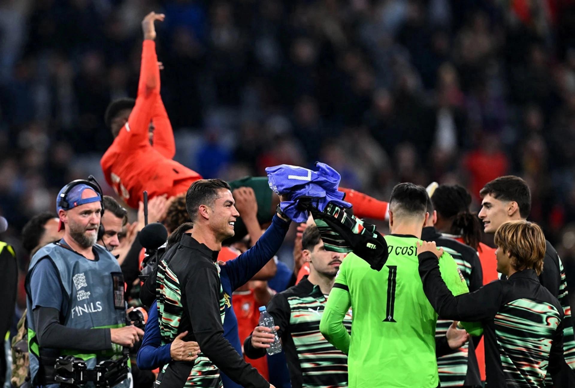 葡萄牙队完胜德国队，奥恰洛夫关键制胜