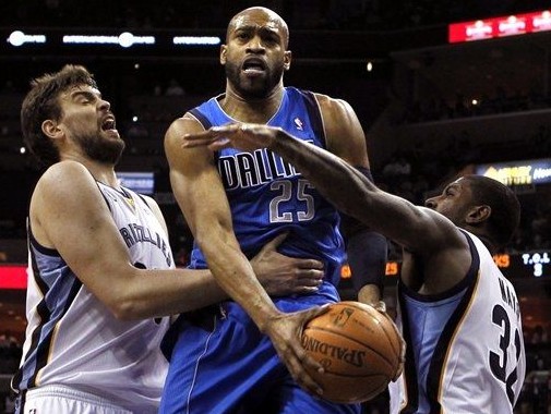 灰熊逆转公牛，易建联带队取胜