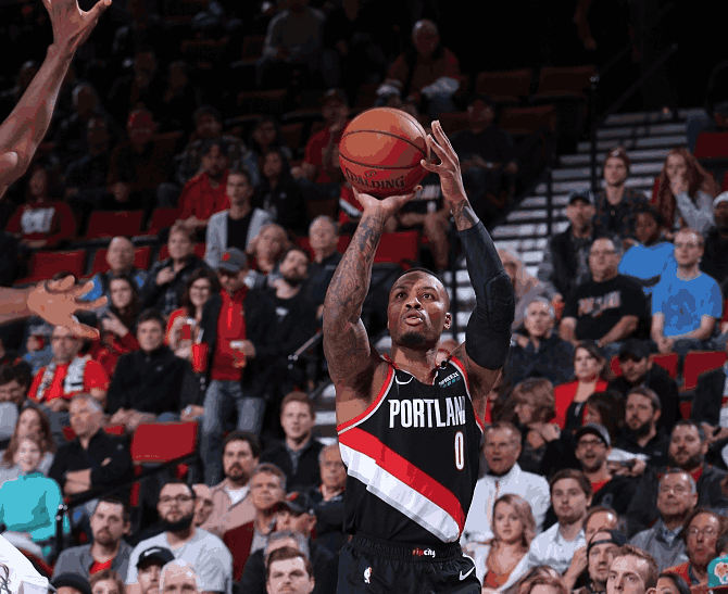 雄鹿轻取深圳队，麦科勒姆高光表现