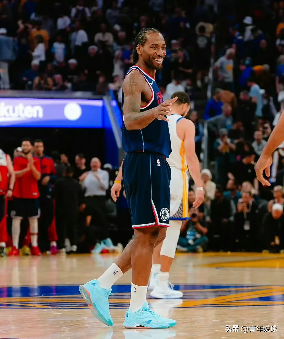勇士横扫青岛队，伦纳德惊艳四座
