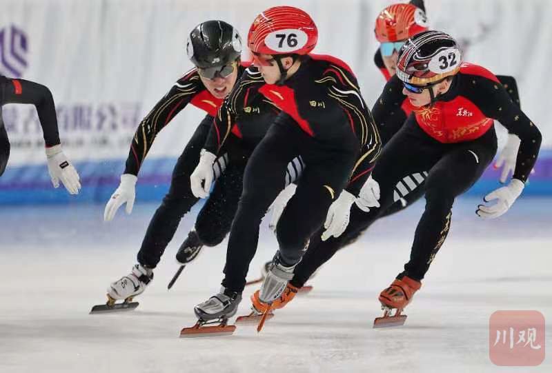 运动员在比赛中展现出色技术