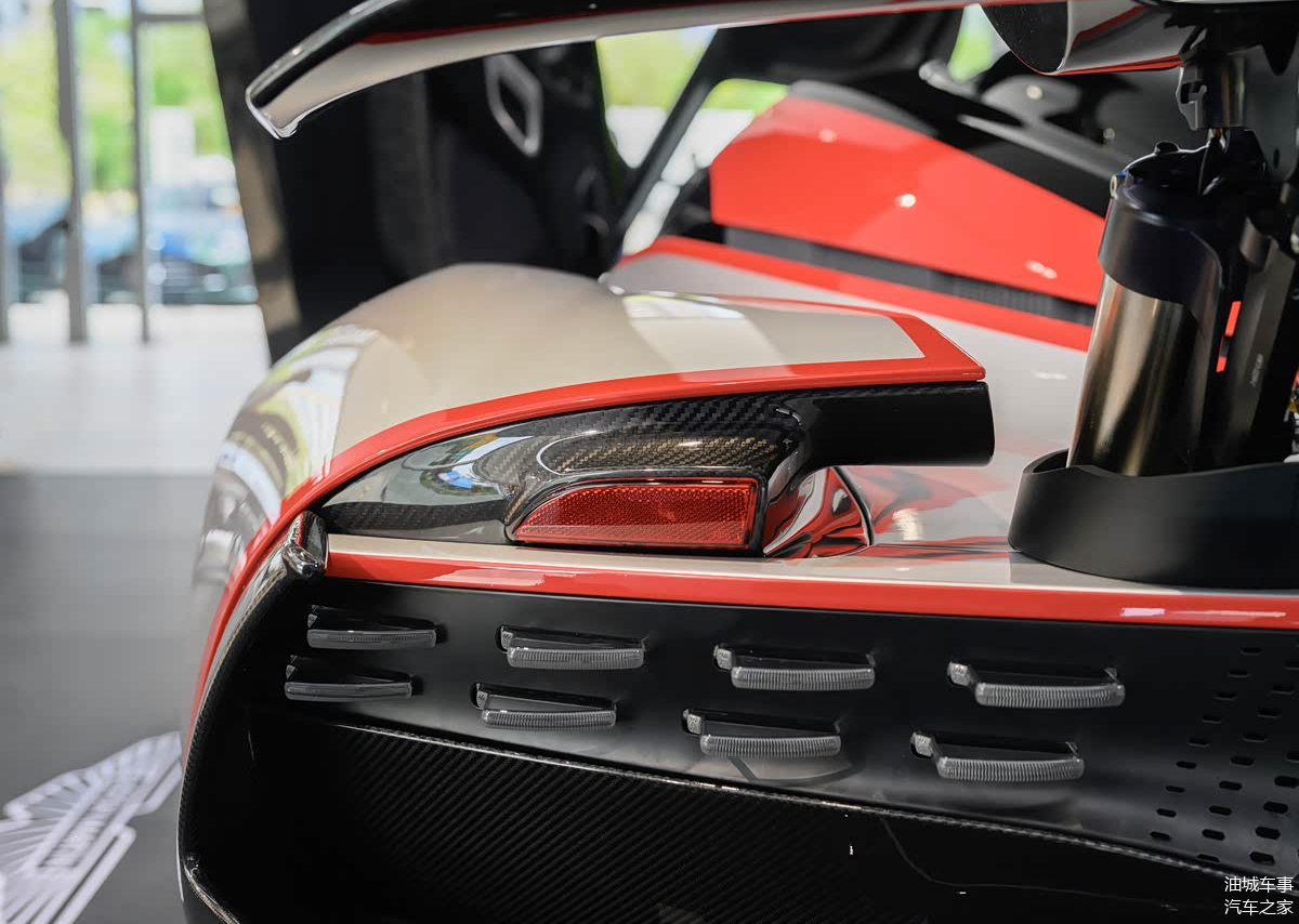 红牛二队力克阿斯顿马丁,拉塞尔惊艳四座 红牛二队力克阿斯顿马丁,拉塞尔惊艳四座