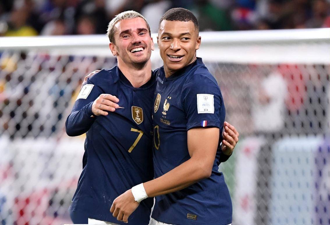 法国队力克丹麦队，黄鸭组合点燃赛场