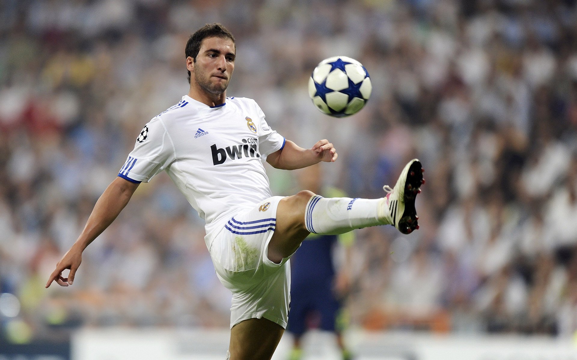 红黑风暴席卷翡翠岛，孔德指挥棒下，AC米兰的战术交响如何压制爱尔兰心跳？